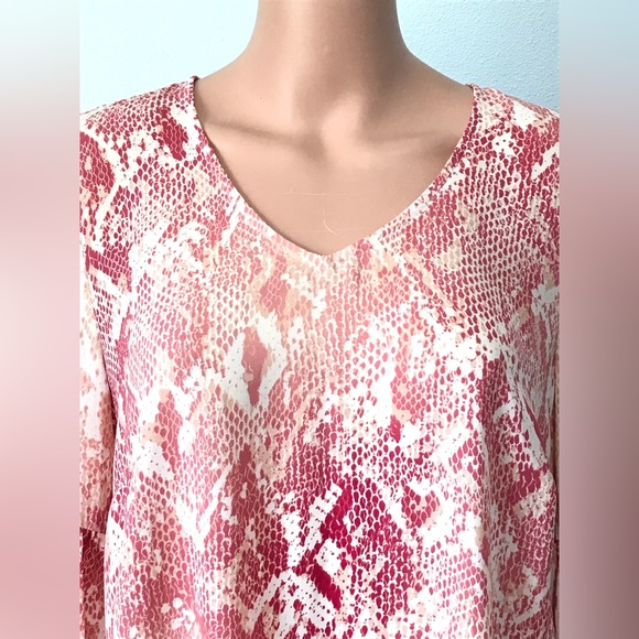 Cabi Blouse Shirt Womens Size M Long Sheer Peasant Sleeve Snakeskin Print V-Neck - Picture 3 of 16